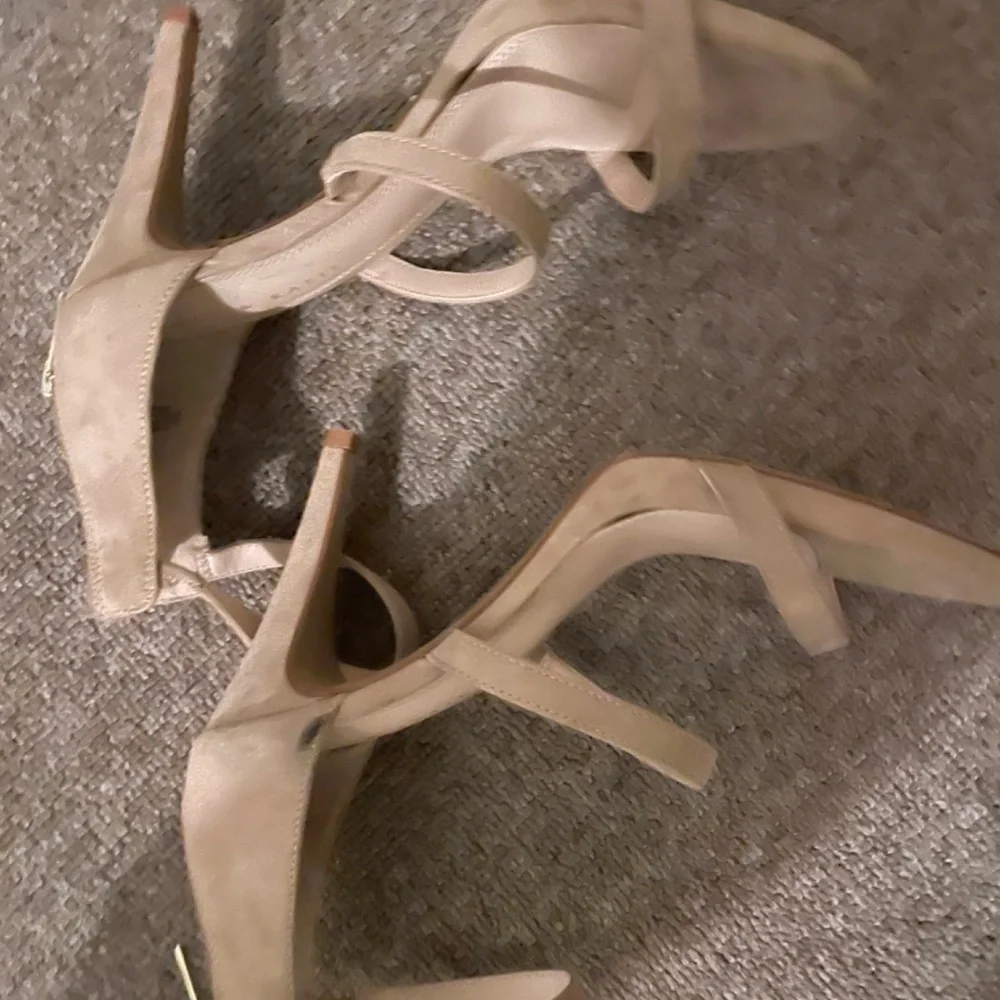 Nude Heels - Picture 2 of 3